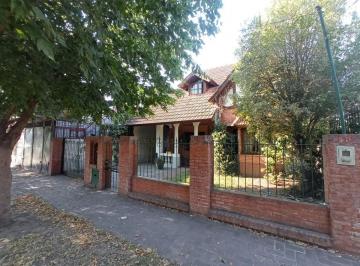 Casa · 6 Ambientes · 2 Cocheras · Vende Chalet