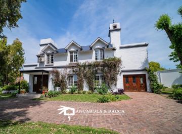 Casa · 450m² · 4 Dormitorios · 1 Cochera · Venta en Country San Diego. Importante Propiedad en Esquina con 3000 m de Parque.