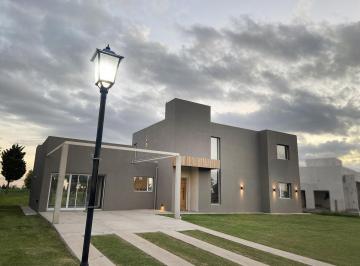 Casa · 1250m² · 4 Ambientes · 1 Cochera · Casa en Urbanización Trisquelia