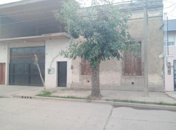 Local comercial de 4 ambientes, Zárate · Vendo Salón con Casa a Reciclar, Calle Garibaldi Al 200,zárate