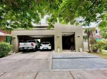 Casa · 301m² · 5 Dormitorios · 2 Cocheras · Hermosa Propiedad 5 Dorm. y Quincho Cerrado!