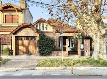 Casa · 260m² · 5 Ambientes · 2 Cocheras · Chalet Clasico en Barrio Residenc. con Cochera, 4 Dormit. 2 Baños y Depto Trasero