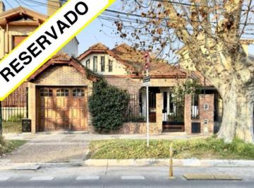 Casa · 260m² · 5 Ambientes · 2 Cocheras · Chalet Clasico en Barrio Residenc. con Cochera, 4 Dormit. 2 Baños y Depto Trasero