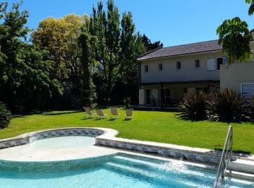 Casa · 1064m² · 8 Ambientes · 10 Cocheras · Chalet de 7 Ambientes en Venta en Martinez