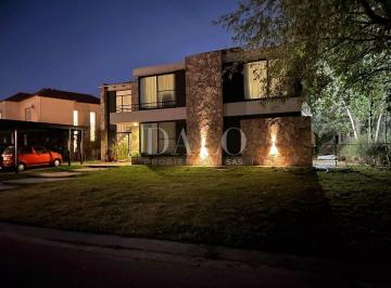 Casa · 300m² · 5 Ambientes · 4 Cocheras · Casa en Alquiler en Los Eucaliptos, Haras Santa Maria, Escobar