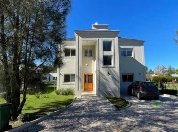 Casa · 147m² · 4 Ambientes · 2 Cocheras · Casa en Altos de Brandsen