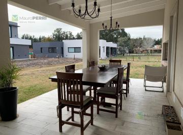 Casa · 147m² · 4 Ambientes · 2 Cocheras · Casa en Altos de Brandsen