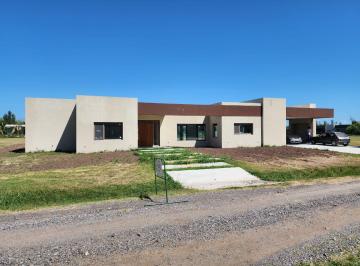 Casa · 205m² · 4 Ambientes · 2 Cocheras · Casa en Venta Comarcas de Lujan, San Roque