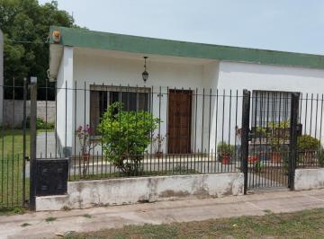Casa · 87m² · 3 Ambientes · 4 Cocheras · Venta en Glew Casa 4 Ambientes con Jardín