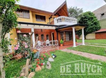 Casa · 300m² · 6 Ambientes · 2 Cocheras · Chalet en Venta en Quilmes Oeste