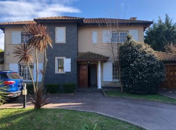 Casa · 220m² · 5 Ambientes · 2 Cocheras · Casa en Venta Barrio Privado Malibú, Canning