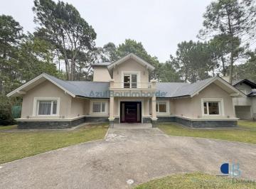 Casa · 250m² · 5 Ambientes · 1 Cochera · 1027 - Garza 469