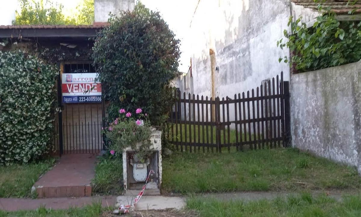 Venta de casa A reciclar con lote 8.66 X 34.64 — Los Pinares