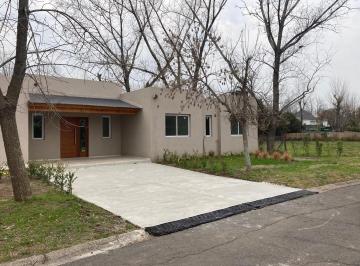 Casa · 143m² · 4 Ambientes · 2 Cocheras · Excelente Casa en Barrio Cerrado a Estrenar