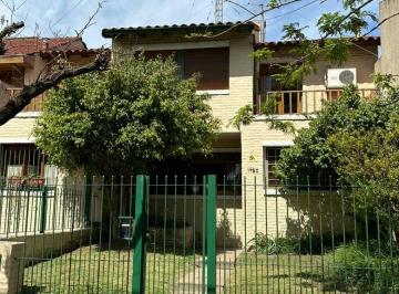 Casa de 7 ambientes, Hurlingham · Hermosísima Casa! Apto Crédito! 4 Habitaciones, Cocheras, Jardín, Hurlingham Centro.