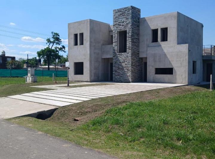 Casa · 129m² · 4 Ambientes · 2 Cocheras