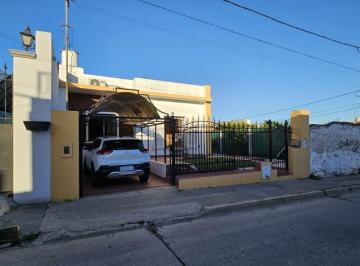 Casa · 180m² · 6 Ambientes · 1 Cochera · Amplia Casa de 4 Dorm. con Magnífica Ubicación! Gran Patio, Cochera y Todos Los Servicios! Cha