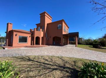 Casa · 290m² · 4 Ambientes · 3 Cocheras · Casa en Venta Haras Santa Maria - Los Robles