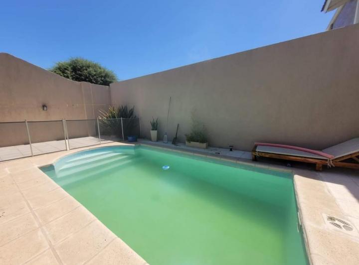 Casa · 140m² · 9 Ambientes