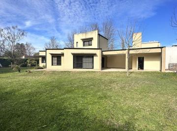 Casa · 136m² · 4 Ambientes · 1 Cochera · Casa en Venta