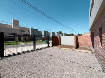 Casa · 96m² · 4 Ambientes · 2 Cocheras · Casa en PH de 3 Dorm. con Parrilla, Jardín y Cocheras en Tierra Nueva, Fisherton