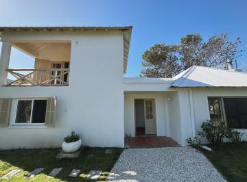 Casa · 130m² · 4 Ambientes · 1 Cochera · Casa en La Barra