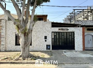 Casa · 130m² · 5 Ambientes · 2 Cocheras · Casa en Venta Rosario, Arroyito.