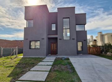 Casa de 5 ambientes, Tigre · Casa en Venta. Barrio Naútico. con Amarra. Dique Lujan.