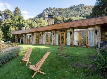 Casa · 335m² · 8 Ambientes · 2 Cocheras · Espectacular Casa en Arelauquen Sobre Cancha de Golf