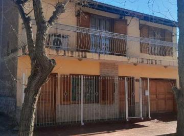 Casa · 222ha · 9 Ambientes · 2 Cocheras · Venta de Casa Confortable con Quincho y Pileta, Rivadavia (Centro)