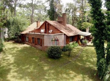 Casa · 160m² · 4 Ambientes · Hermosa Casa Rodeada de Bosque en Lugar Muy Tranquilo de Carilo.