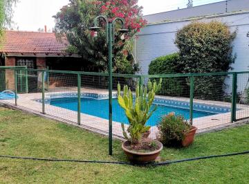 Parque con piscina · Chacras de Coria | Casa de Estilo Tradicional con Amplios Espacios y Jardín Cons