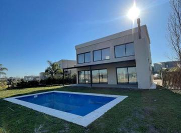 Casa · 210m² · 6 Ambientes · 1 Cochera · Venta Casa 6 Ambientes a La Laguna en Barrio San Sebastian Area 10 - Apto Credito