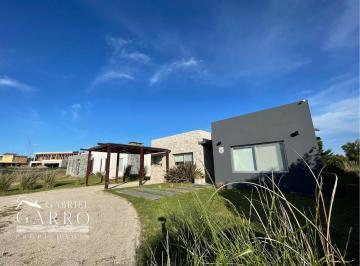 Casa · 160m² · 4 Ambientes · 4 Cocheras · Casa en Venta en Barrio Residencial 1