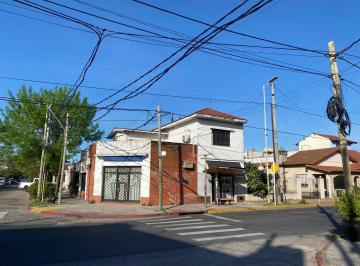 Casa · 230m² · 5 Ambientes · 2 Cocheras · Casa con 2 Locales, 4 Dorm y Jardín. V. Sarmiento/haedo