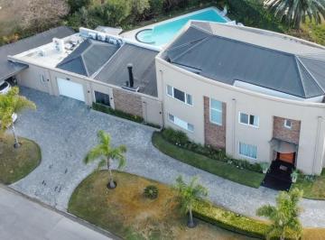 Casa · 365m² · 8 Ambientes · 12 Cocheras · Casa Venta con Cine Pileta Climatizada Escobar
