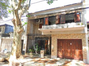 Casa en venta de 4 dormitorios Rosario · Casa en Venta de 4 Dorm. con Cochera y Quincho - Roque Saenz Peña, Rosario.