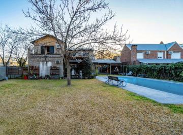 Casa · 212m² · 5 Ambientes · 2 Cocheras · Venta/permuta - Casa - 4 Dorm. - Aldea, Fisherton.