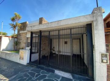 Casa · 176m² · 4 Ambientes · 1 Cochera · Bajo de Precio Casa 4 Ambientes C/cochera C/jardin Pileta