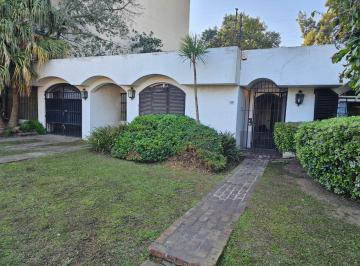 Casa de 3 ambientes, Esteban Echeverría · Casa en Venta. Muy Cómoda. Estilo Casa Quinta. Excelente Ubicación.