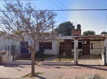Casa de 4 ambientes, Córdoba · Venta Casa Ayacucho 2 Dor S/ Ob Aresti 1600 T. 264 C. 100 Gran Patio. Apta Banco