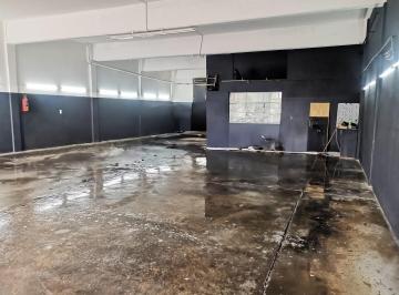 Local comercial · 200m² · 3 Ambientes · Venta Galpón 200 m² Cub. - 120 E/ 527 y 528 - La Plata