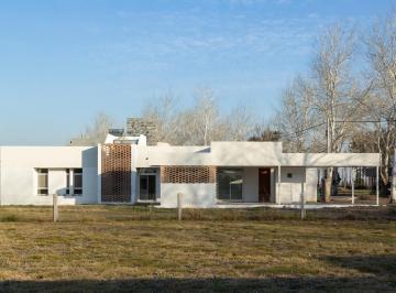 Casa · 109m² · 4 Ambientes · 2 Cocheras · Venta de Casa de Diseño en Pinares del Sur - Piñero