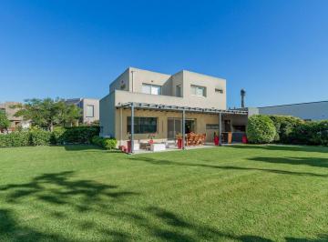 Casa · 219m² · 5 Ambientes · 2 Cocheras · Casa Venta Barrancas de Santa María