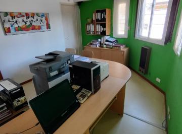 Oficina comercial · 90m² · 6 Ambientes · Excelente Dep Tipo Casa en Venta - Dos Deptos. Ideal Para 2 Familias