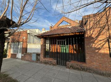Casa · 130m² · 3 Ambientes · 1 Cochera · Venta en Block Casa y Locales Permuta Menor Valor