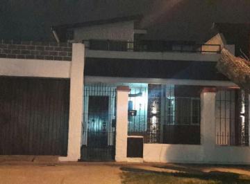 Casa · 220m² · 4 Ambientes · 2 Cocheras · Santilli - Estanislao Zeballos 330 - Temperley Este