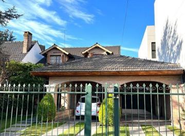 Casa · 300m² · 6 Ambientes · 6 Cocheras · Casa en Venta con Parque y Piscina en Ituzaingó Norte