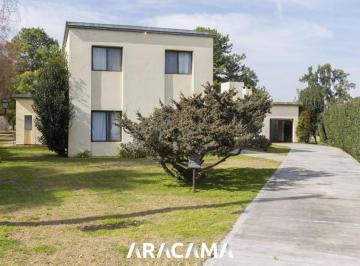 Casa · 324m² · 8 Ambientes · 1 Cochera · Casa en Venta en La Martona
