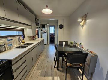 Departamento de 3 ambientes, Floresta · Piso de 3 Amb con Dep Serv. Todo a Nuevo. Balcon, 3 Baños, Losa Rad.